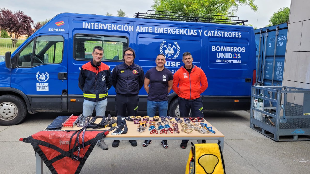 26-04-24 Donacioìn material a Bomberos Sin Fronteras