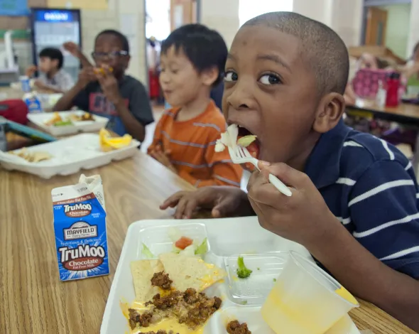 imágen de niños comiendo