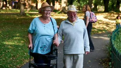 Ancianos paseando