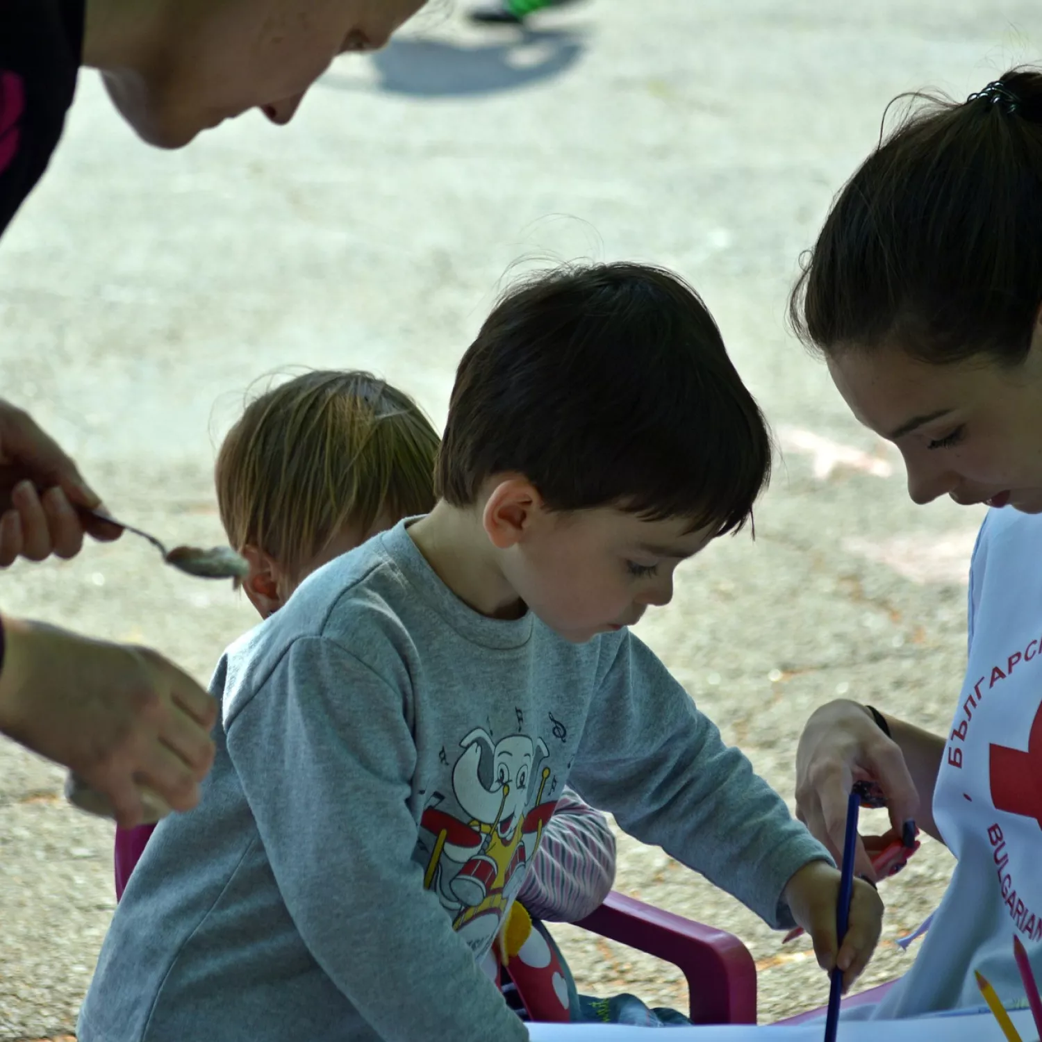 image d'un bénévole et d'un enfant