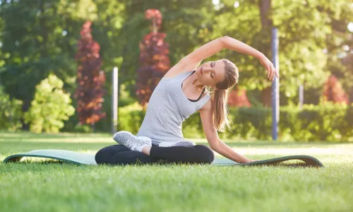 foto yoga en cesped