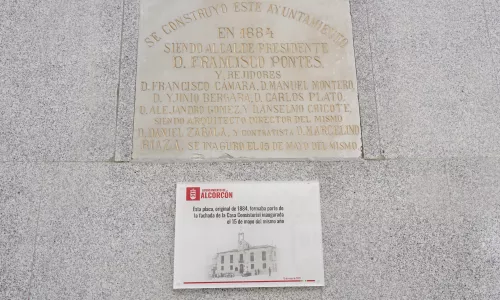 El Ayuntamiento de Alcorcón instala una placa que formaba parte de la Casa Consistorial en 1884 coincidiendo con el 139 aniversario de su inauguración