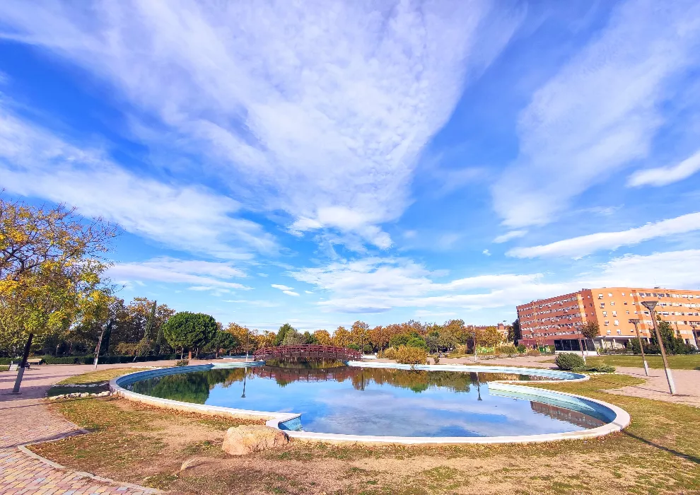 parc avec un plus grand lagon